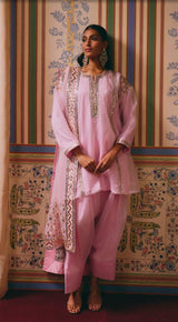 Gultaj suit
